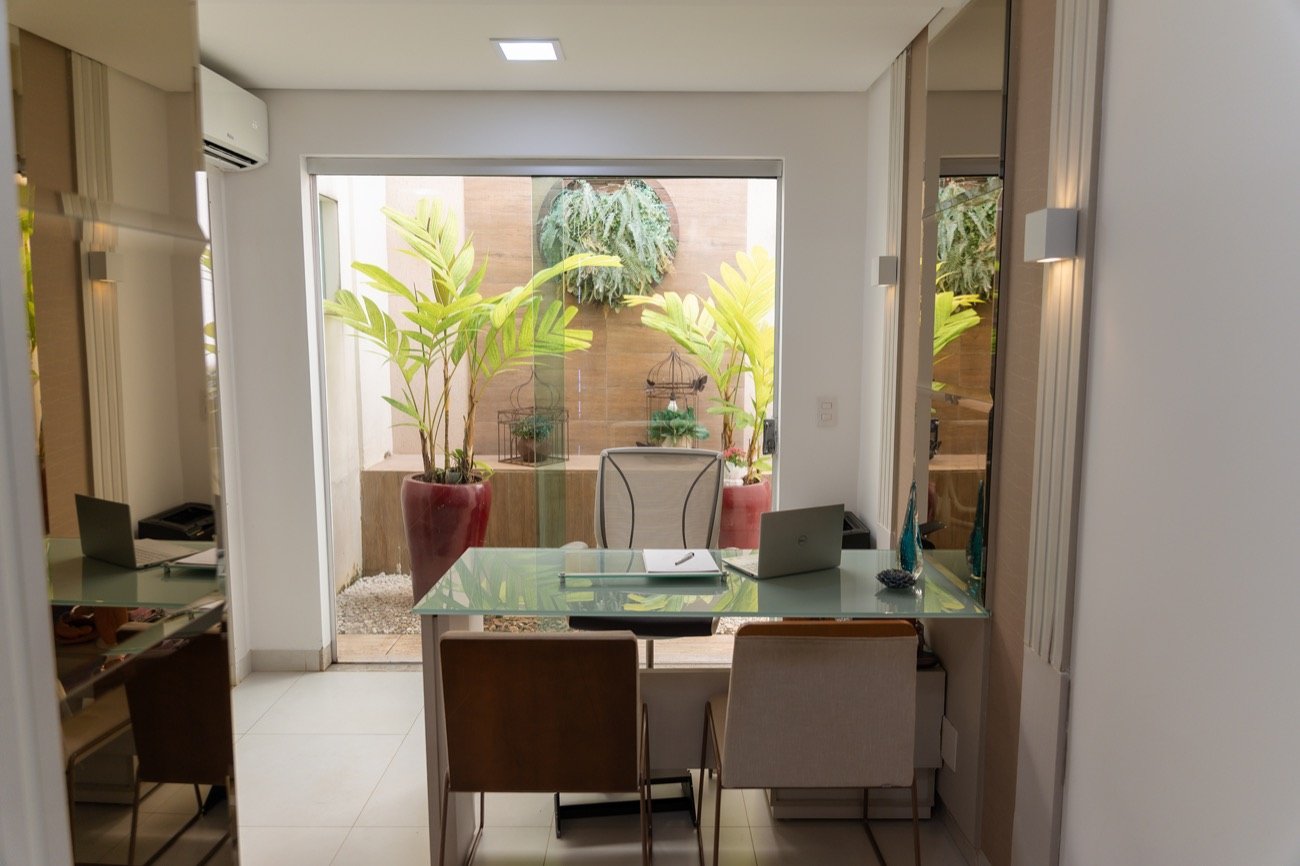 Recepção e sala de espera com jardim